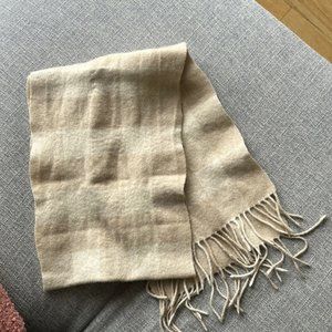 Uniqlo plaid 100 cashmere scarf ! Good condition used a couple of times
